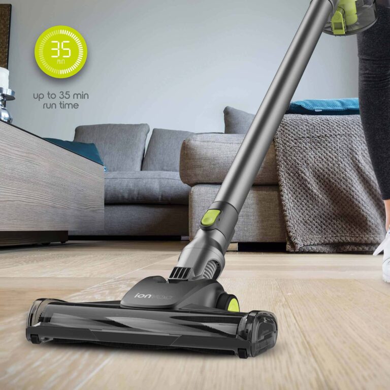 A woman using the FusionClean as an upright vacuum to completely clean her living room floor, thanks to the vacuum’s long runtime.